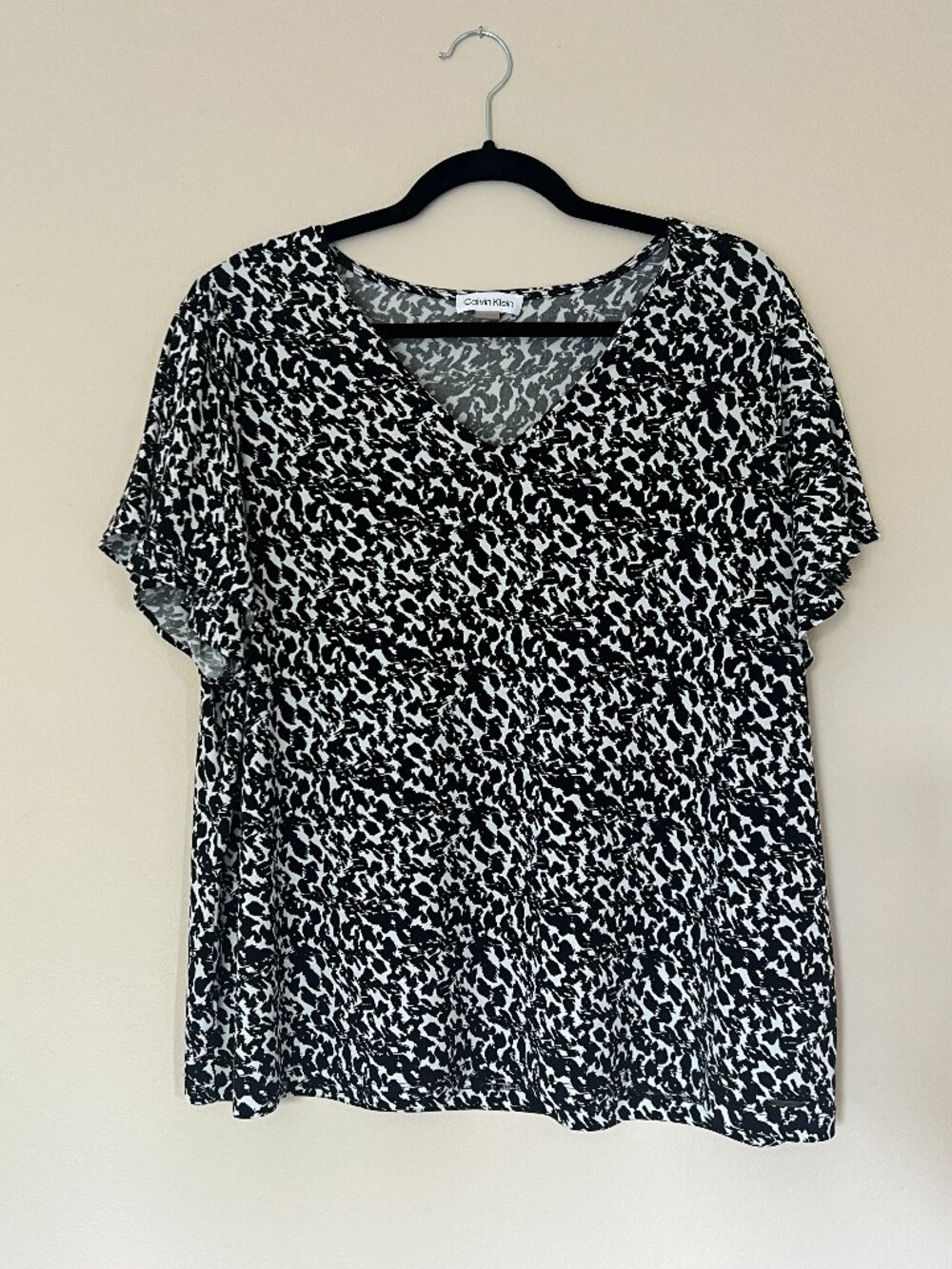 Calvin Klein Short Sleeve V Neck Flutter Sleeve Top - Black White - Size 1X